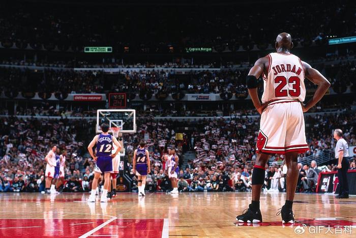 重温经典，乔丹在98年总决赛第六场最后一投，生涯第二个三连冠
